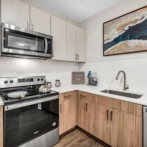 Apartment Spacious Castle W Gym Pool Free Parking I Walk To Dowtown N Broadway, Nashville